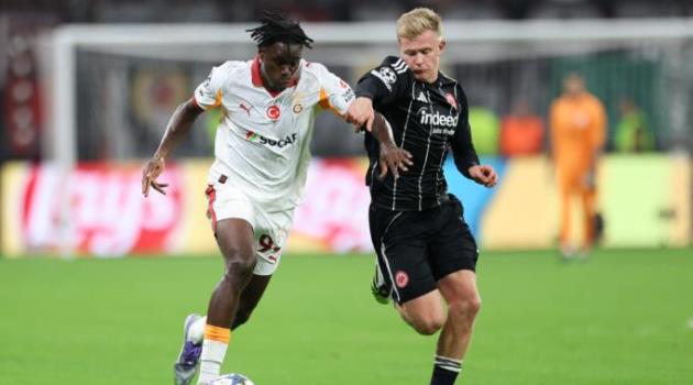 Wilfried Singo được MU theo sát