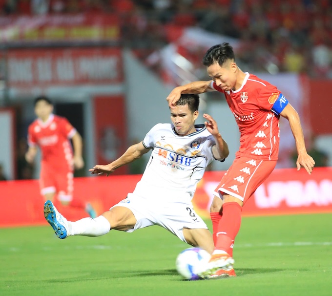 Các cầu thủ SHB Đà Nẵng chỉ ở mức trung bình, khiến đội bóng khó đột phá. Ảnh: Phan Tùng