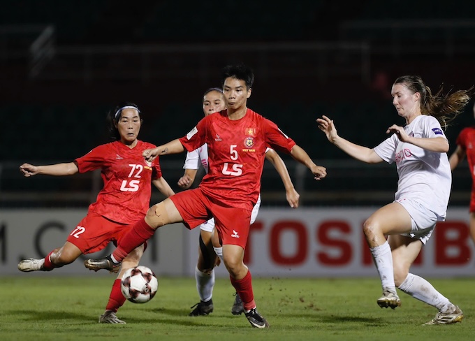 Đá sân nhà, nên CLB nữ TP.HCM vẫn vượt trội hơn đối thủ. Ảnh: Anh Khoa 