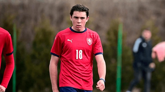 Buffon "con" là một tiền đạo sắc bén