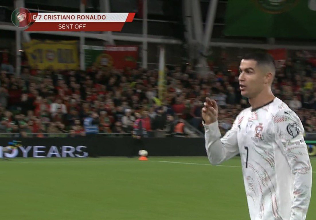 Ronaldo bị truất quyền thi đấu vì chơi bẩn