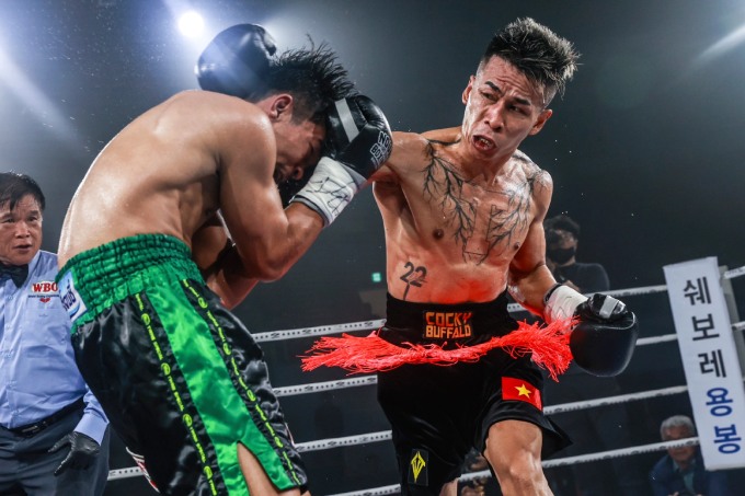 Võ sĩ Trần Văn Thảo (bên phải) giành chiến thắng