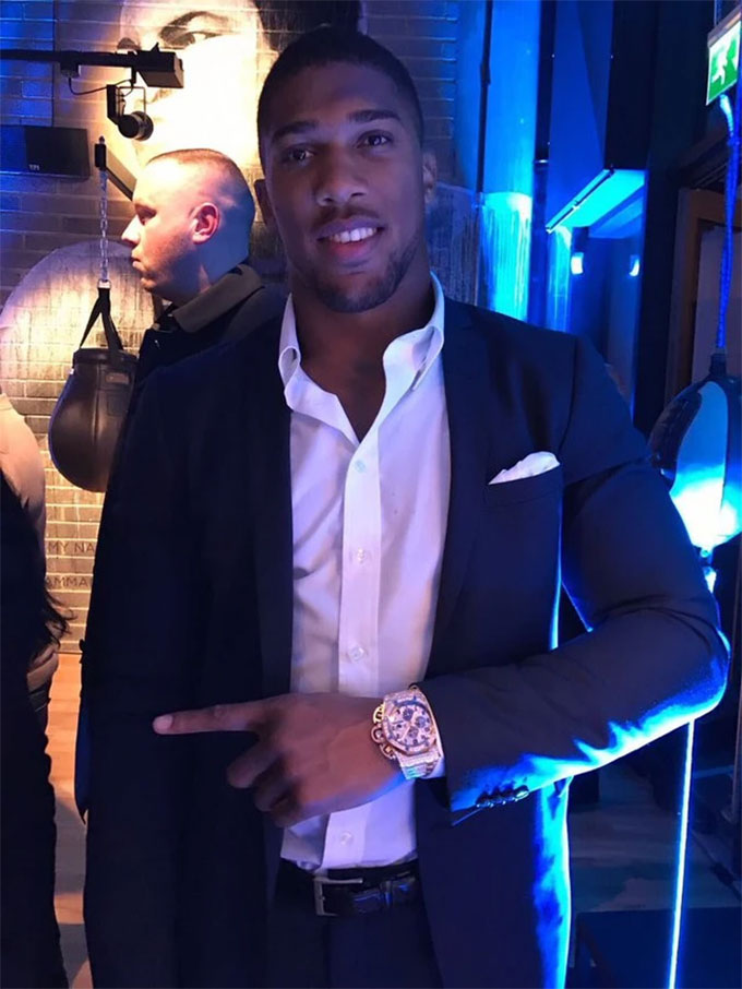 Võ sỹ quyền Anh Anthony Joshua có rất nhiều nhà T trợ