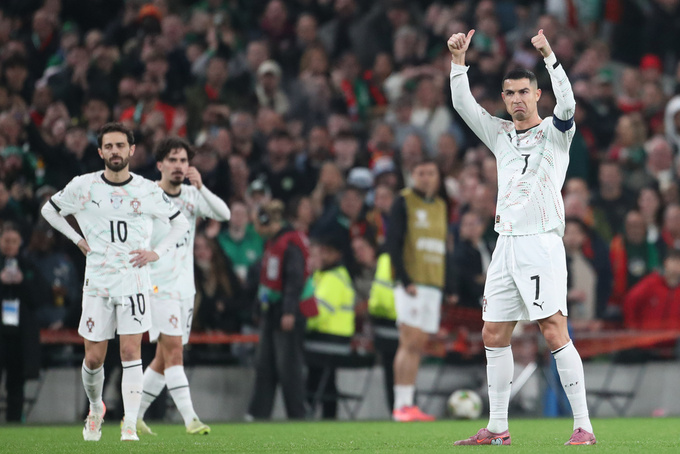 Thái độ bĩu môi đáng chê trách của Ronaldo sau khi nhận thẻ đỏ ở trận Bồ Đào Nha thua Ireland 0-2