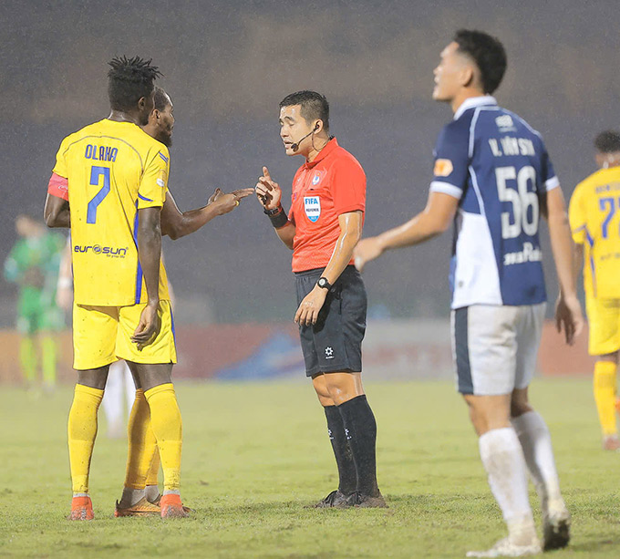 SLNA thiệt quân - Ảnh: Đức Cường