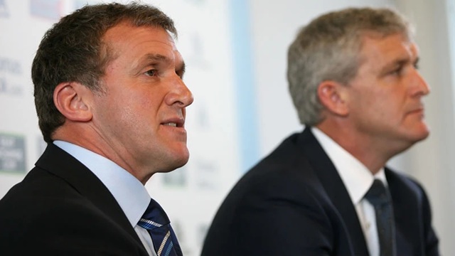 Garry Cook (trái) và HLV Mark Hughes thời còn ở Man City