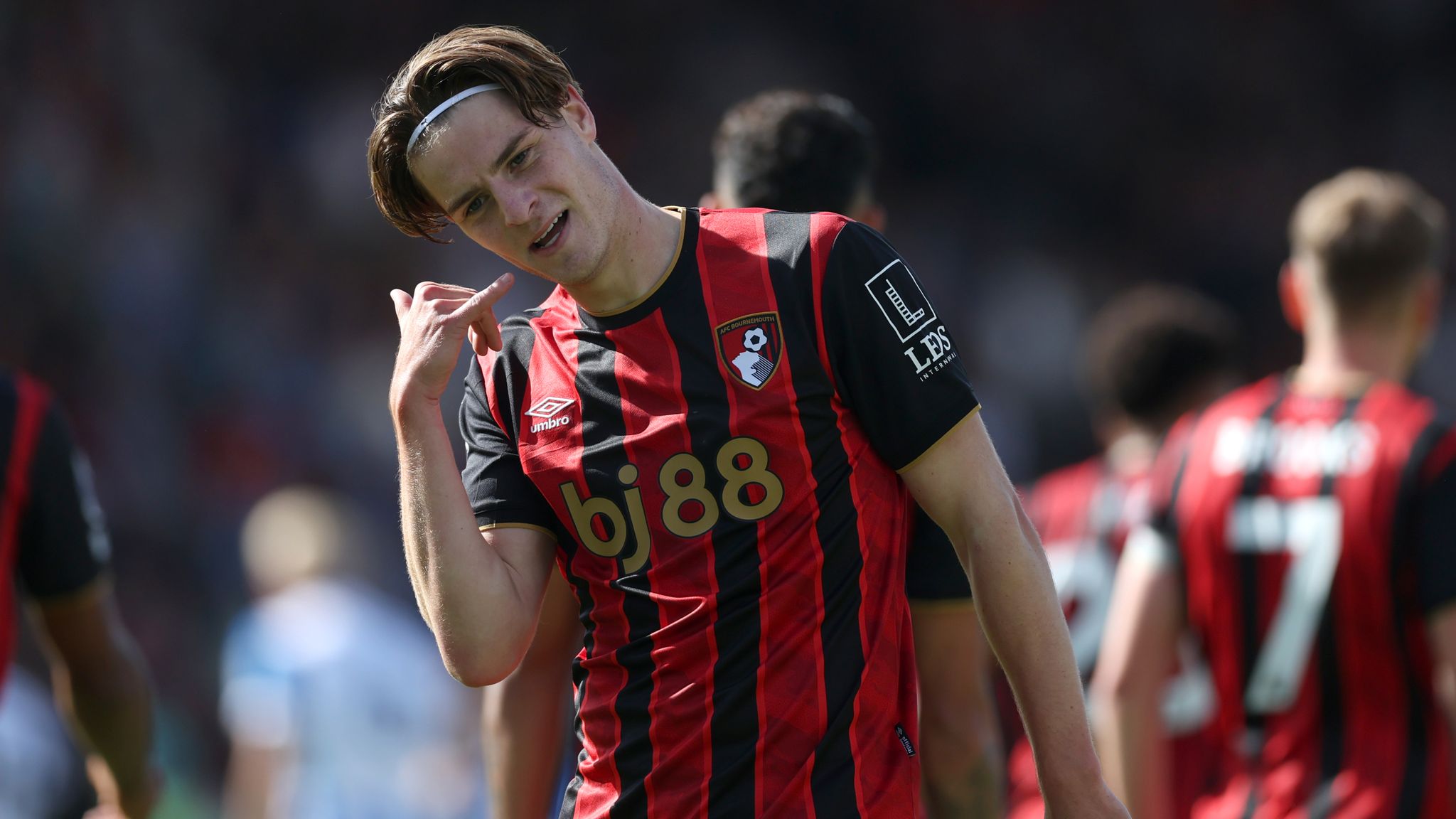 Alex Scott đang lắng nghe các cuộc gọi