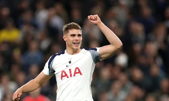Trung vệ Micky van de Ven của Tottenham vừa được tiến cử cho Liverpool
