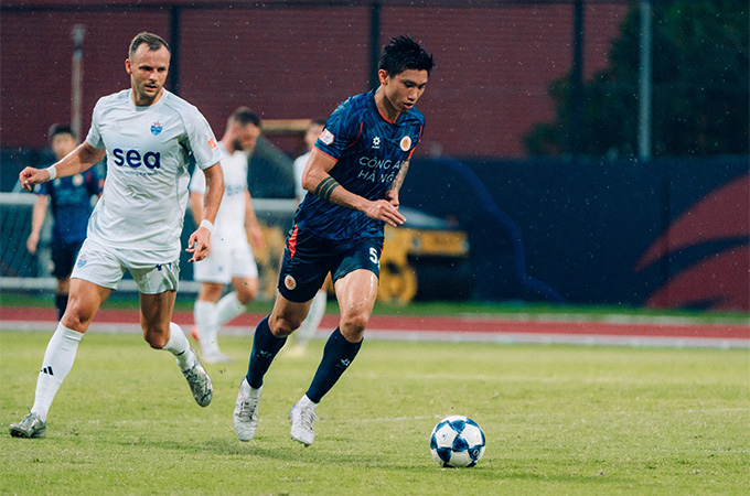 Văn Hậu chơi 65 phút và có màn trình diễn tương đối tích cực trước Lion City Sailors 