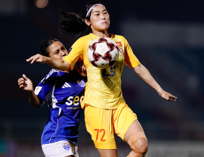 Bảo Châu trong trận đấu với Lion City. Ảnh: Anh Khoa