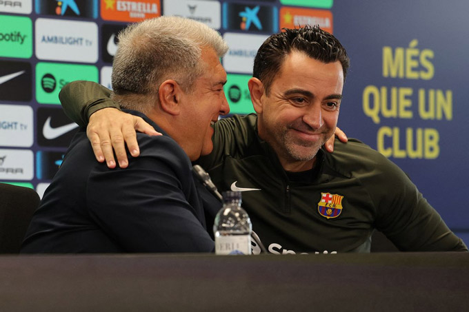 Xavi trở mặt với Laporta