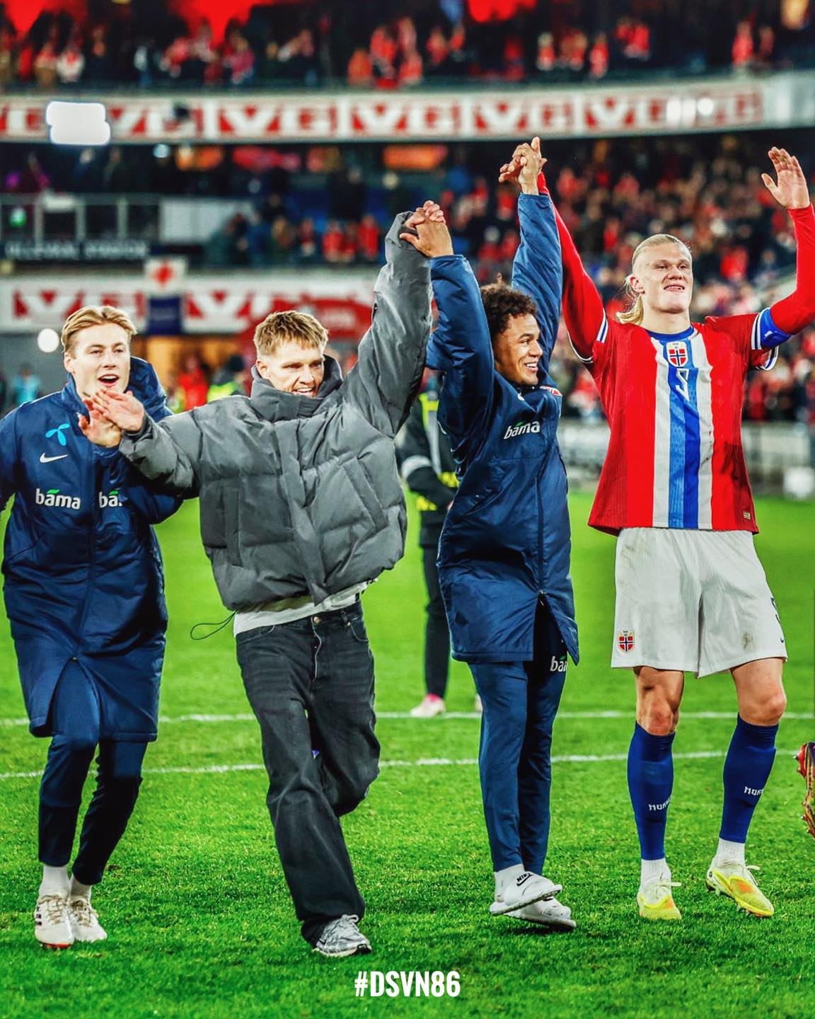 Dù đang dưỡng thương nhưng Odegaard vẫn đến San Siro để ăn mừng chiến công của đồng đội