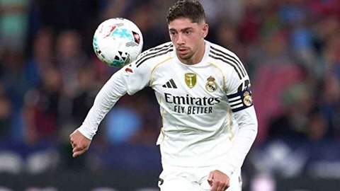  Federico Valverde đẩy Alexander-Arnold vào thế kẹt