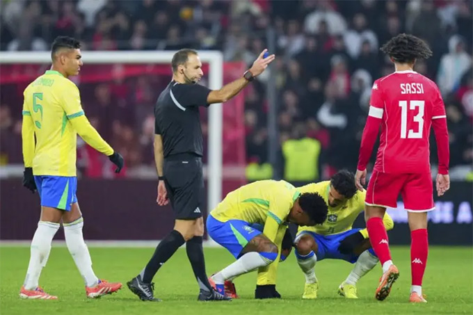 Militao rời sân ở giữa hiệp 2 do chấn thương