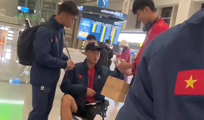Văn Trường phải ngồi xe lăn về nước sau chấn thương gặp phải ở trận gặp U22 Hàn Quốc 