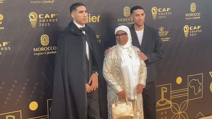 Hakimi tới nhận giải cùng mẹ và em trai