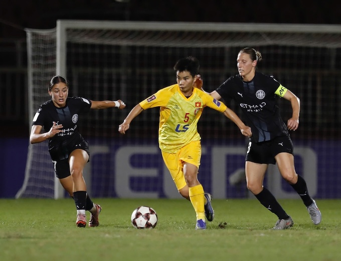 CLB nữ TP.HCM (áo vàng) giành vé vào tứ kết với vị trí nhì bảng A. Ảnh: Anh Khoa