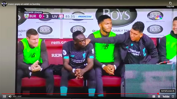 Đồng đội an ủi Mane sau khi anh được thay ra ở trận đấu với Burnley