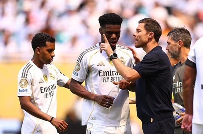 Tiền đạo Rodrygo (trá) đang bất mãn với HLV Xabi Alonso vì ít được ra sân