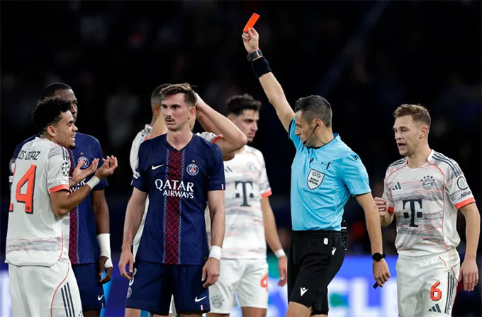 Diaz nhận thẻ đỏ sau khi lập cú đúp vào lưới PSG
