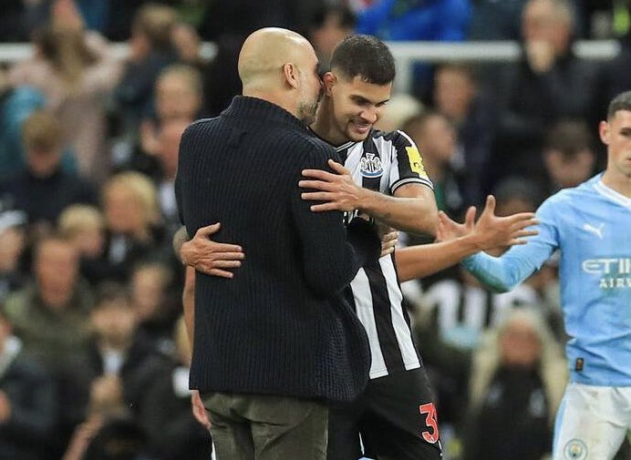 Guardiola và Bruno trao đổi bình thường?