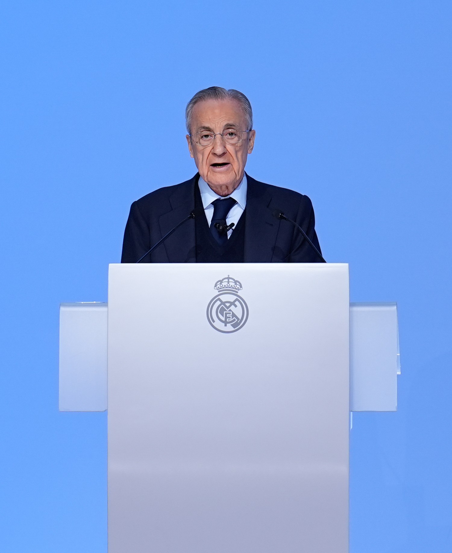 Perez đã dành phần lớn thời gian gần 2 giờ phát biểu tại đại hội để công kích những kẻ thù của Real