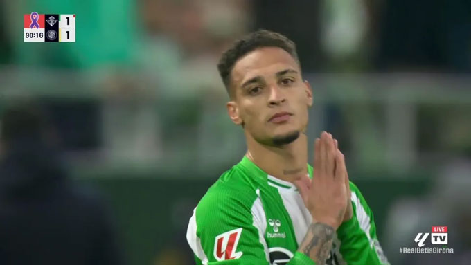 Antony chắp tay xin lỗi NHM Betis