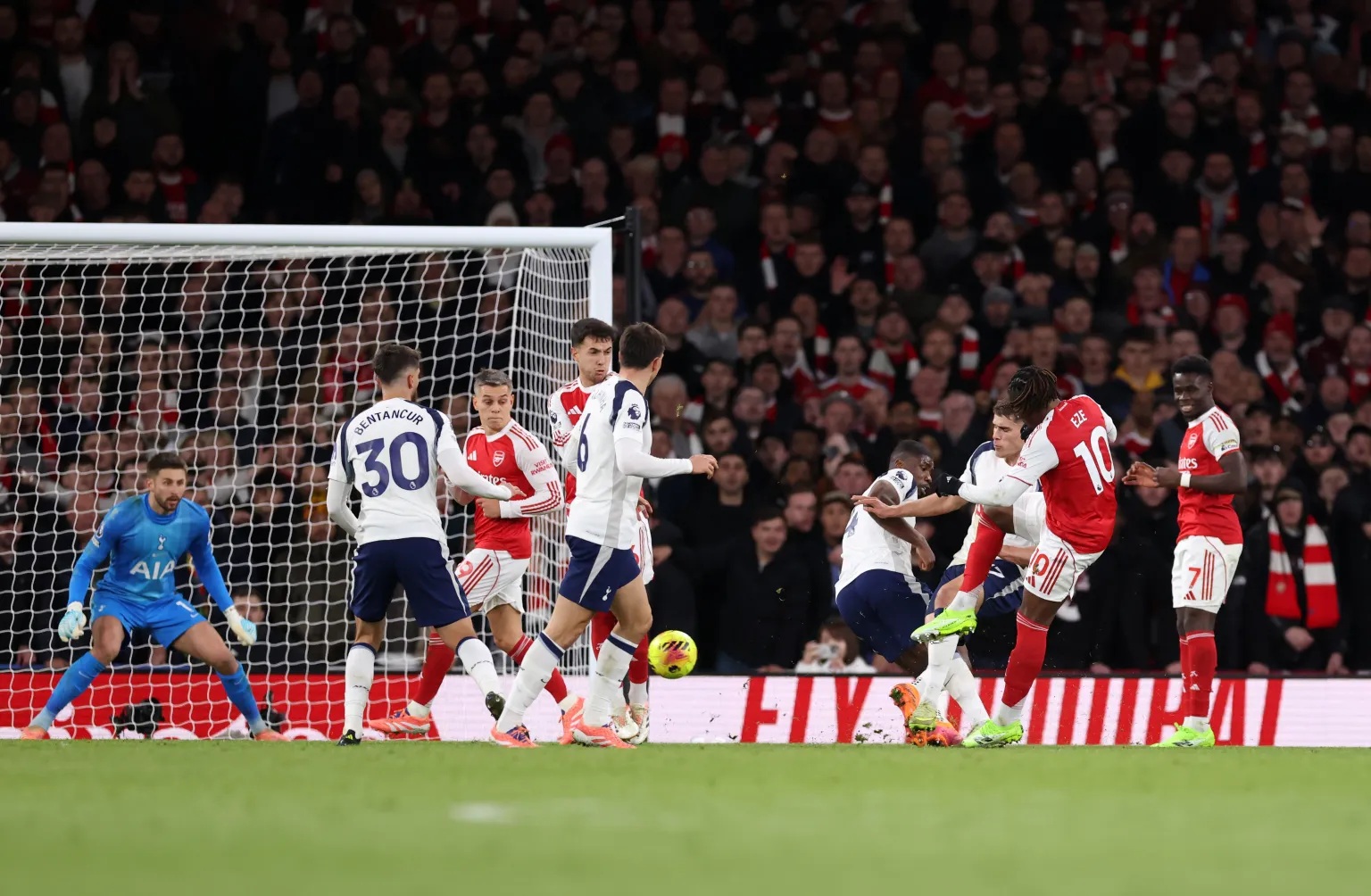 Bàn thắng của Eze khiến nhiều fan Tottenham bức xúc