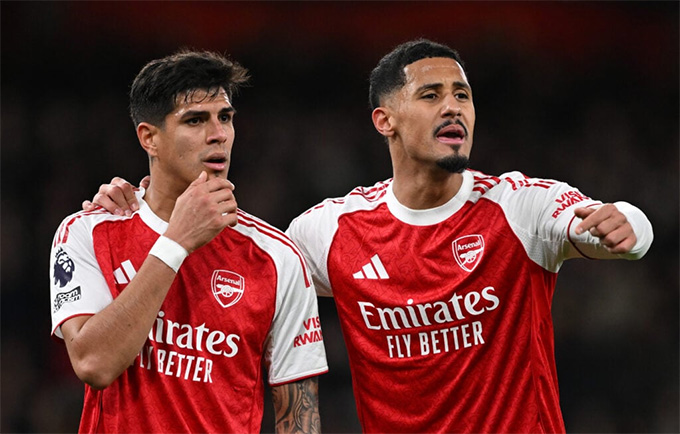 Bộ đôi Hincapie và Saliba mang lại sự chắc chắn cho Arsenal