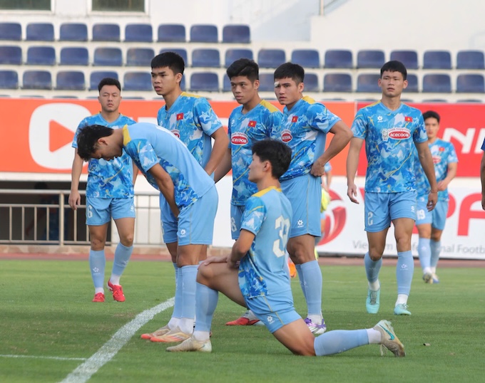 Các tuyển thủ U22 Việt Nam trong phần khởi động. Ảnh: Văn Hải