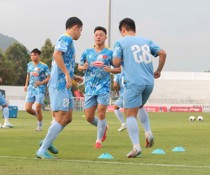 Các tuyển thủ trong phần khởi động. Ảnh: Văn Hải 