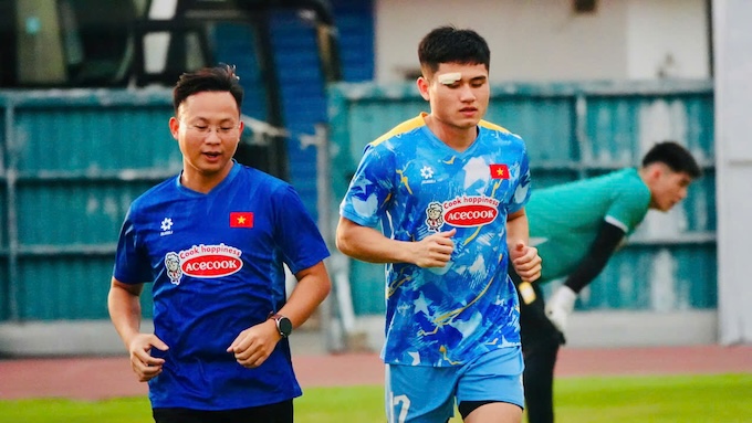 Chiều nay, Phi Hoàng phải tập riêng do chấn thương ở mắt. Ảnh: Tuấn Anh