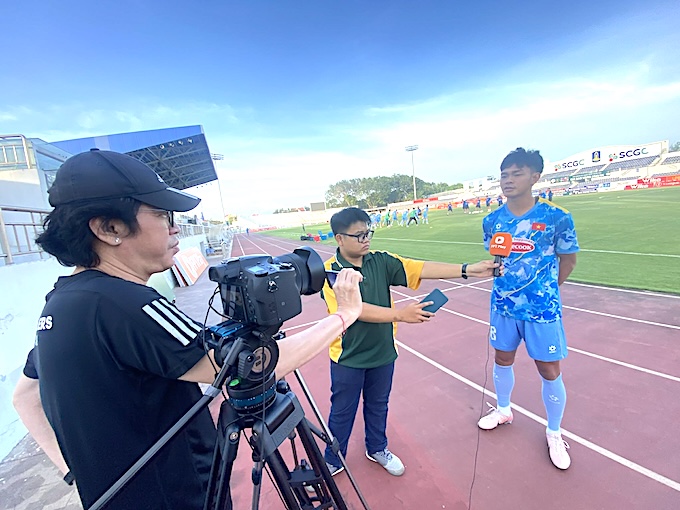 Các phóng viên đang phỏng vấn Vĩ Hào. Ảnh: Anh Tuấn 