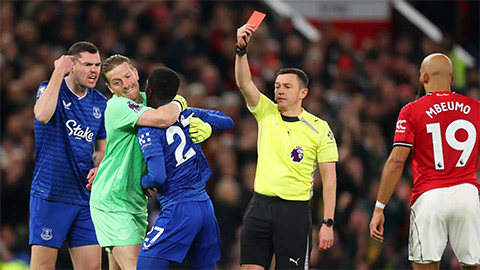  Thẻ đỏ lố bịch ở trận MU vs Everton: Gueye tát thẳng mặt đồng đội Keane
