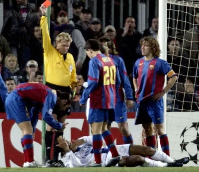 Frisk rút thẻ đỏ với Drogba khiến Chelsea thua ngược Barca