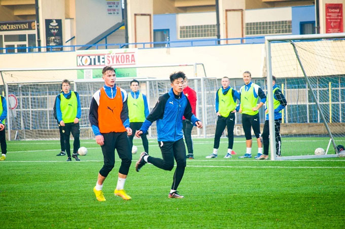 Duy Tân (áo xanh) đã gắn bó với CLB Teplice của CH Séc từ năm 15 tuổi