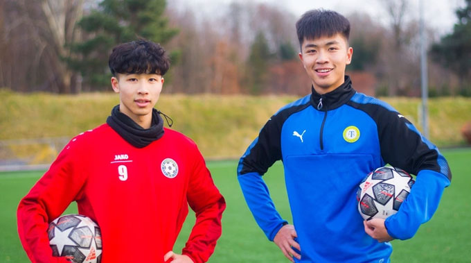 Cả Duy Tân (áo xanh) và Quý Long đều muốn được trở về và đá bóng ở Việt Nam như cậu của mình