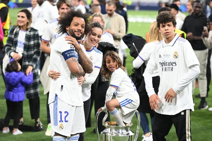 Enzo Alves lớn lên cùng những vinh quang của ông bố trong màu áo Real Madrid.