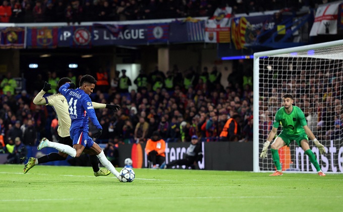 Estevo độc diễn ghi bàn vào lưới Barcelona