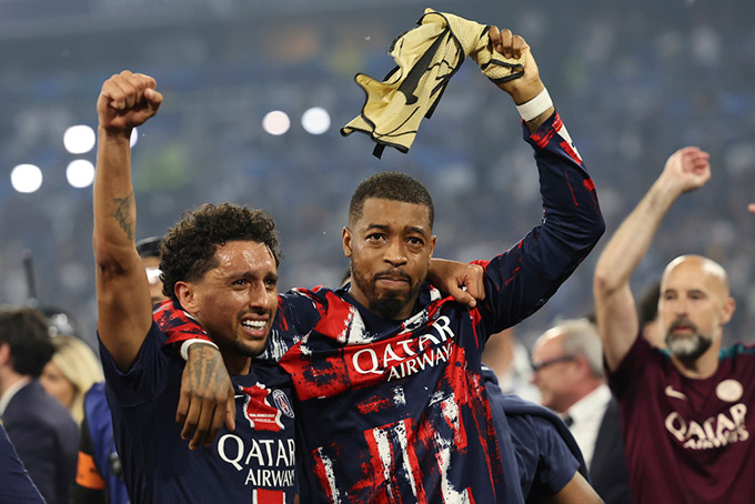 Marquinhos, bên cạnh Kimpembe, rơi nước mắt khi PSG vô địch Champions League lần đầu tiên vào tháng 5 vừa qua