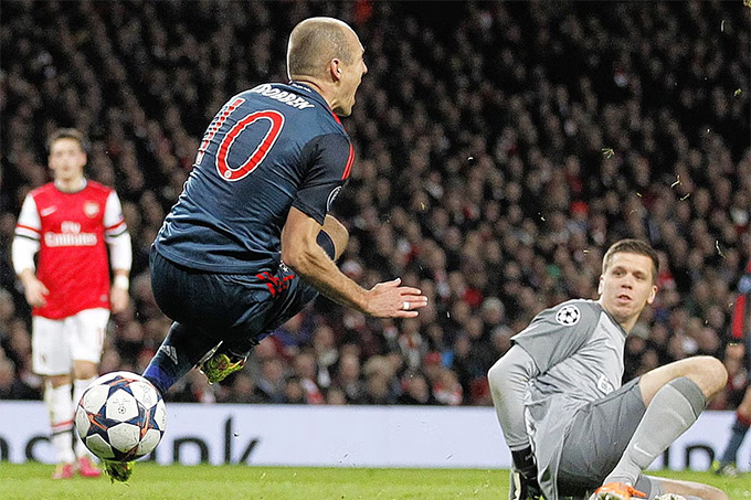 Pha bóng khiến thủ thành Szczesny bị truất quyền thi đấu ngay ở phút 37