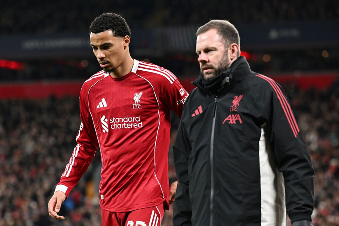 Ekitike bị đau ở trận Liverpool thua PSV
