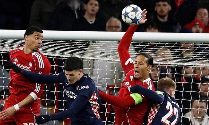 Virgil van Dijk với pha dùng tay phá bóng trong trận thua 1-4 của Liverpool trước PSV
