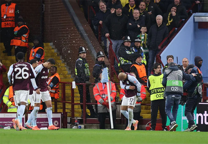 Trận đấu phải tạm dừng 5 phút