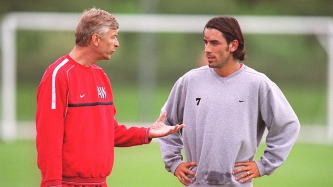 Theo HLV Wenger (trái) thì học trò Pires đã cố tình lừa dối trọng T