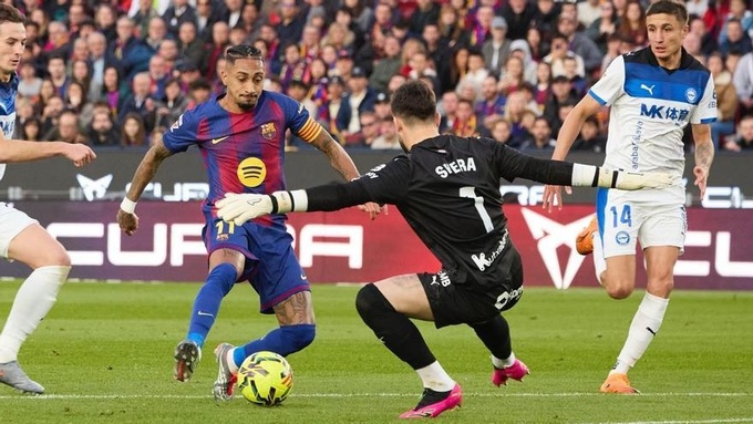 Raphinha có một trận đấu xuất sắc trước Alaves.