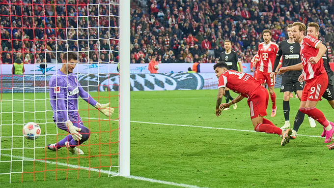Bàn thắng muộn bằng đầu ở phút thứ 90+3 mang về chiến thắng cho Bayern
