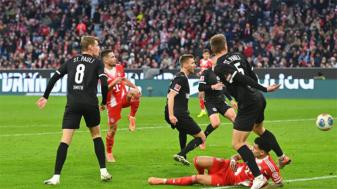 Diaz ngã xuống vẫn kịp đánh gót kiến tạo ở bàn gỡ hòa của Bayern