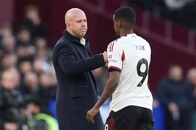 Isak nhận được sự chào đón của ông thầy Slot sau bàn thắng giải tỏa áp lực