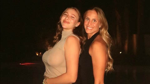  Á quân Wimbledon mặc áo xuyên thấu, khoe vòng một 'đồ sộ'